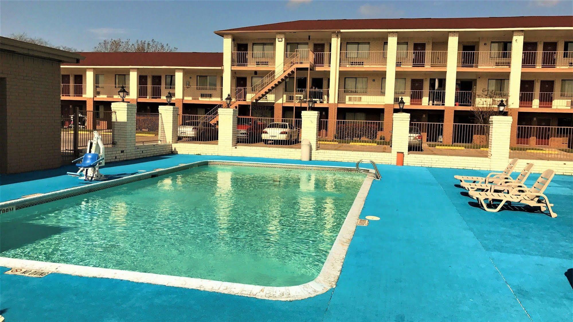 Hometowne By Red Roof E - Frost Bank Center Motel 2*