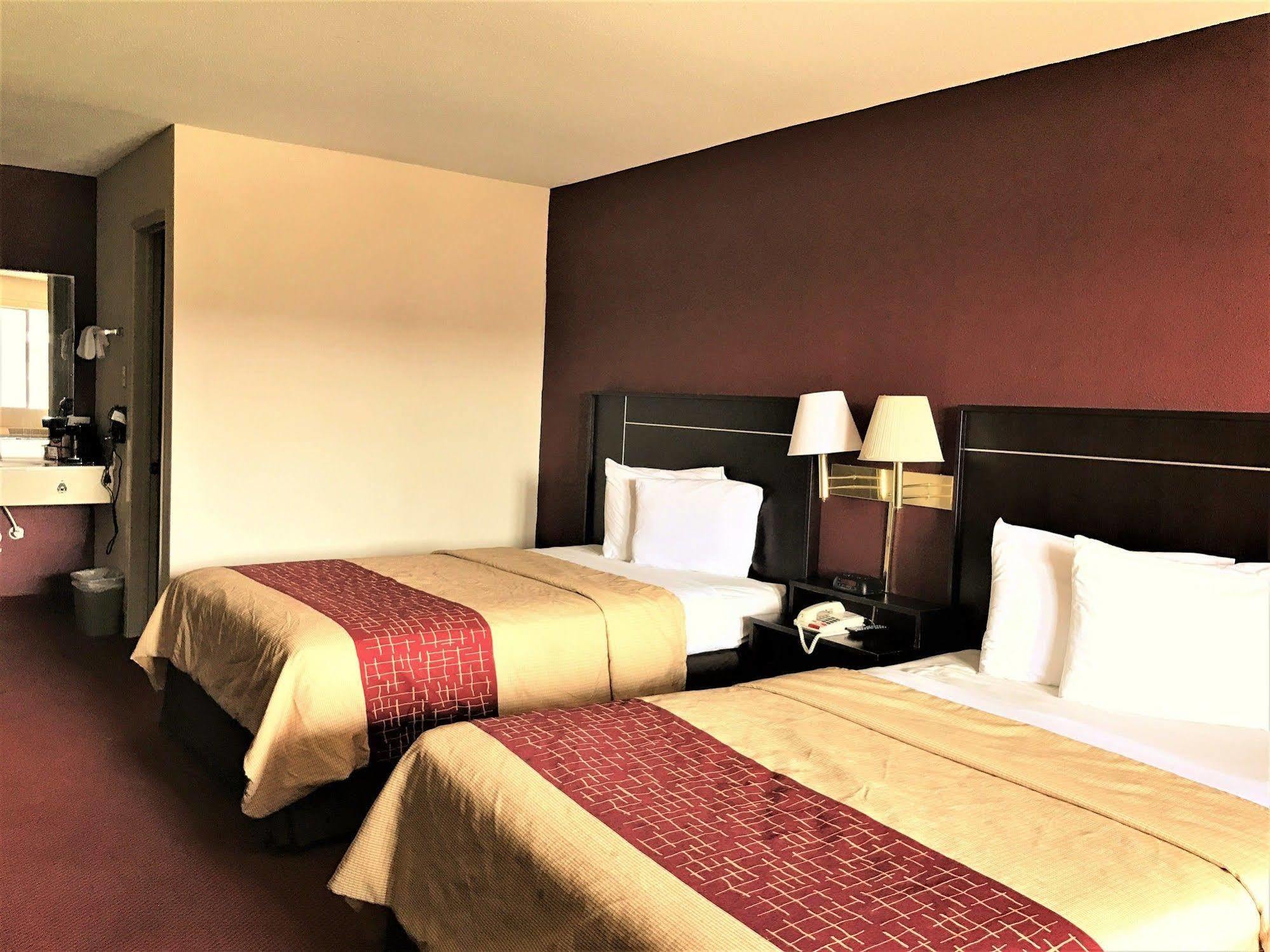 Motel Hometowne By Red Roof E - Frost Bank Center San Antonio