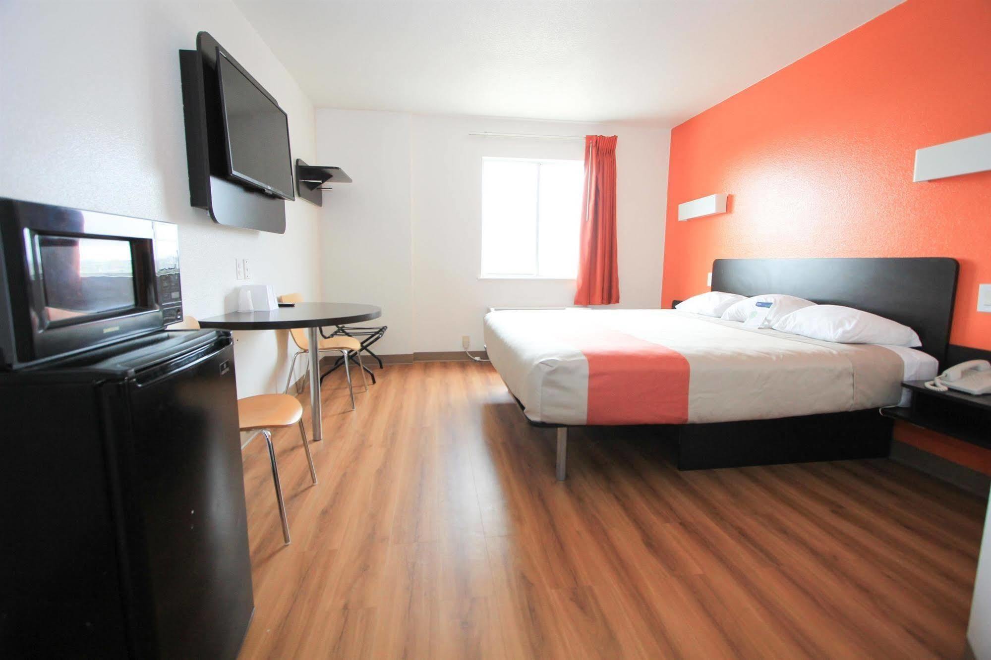 Hotel 6-san Antonio, Tx - Downtown - Alamo Dome 2*