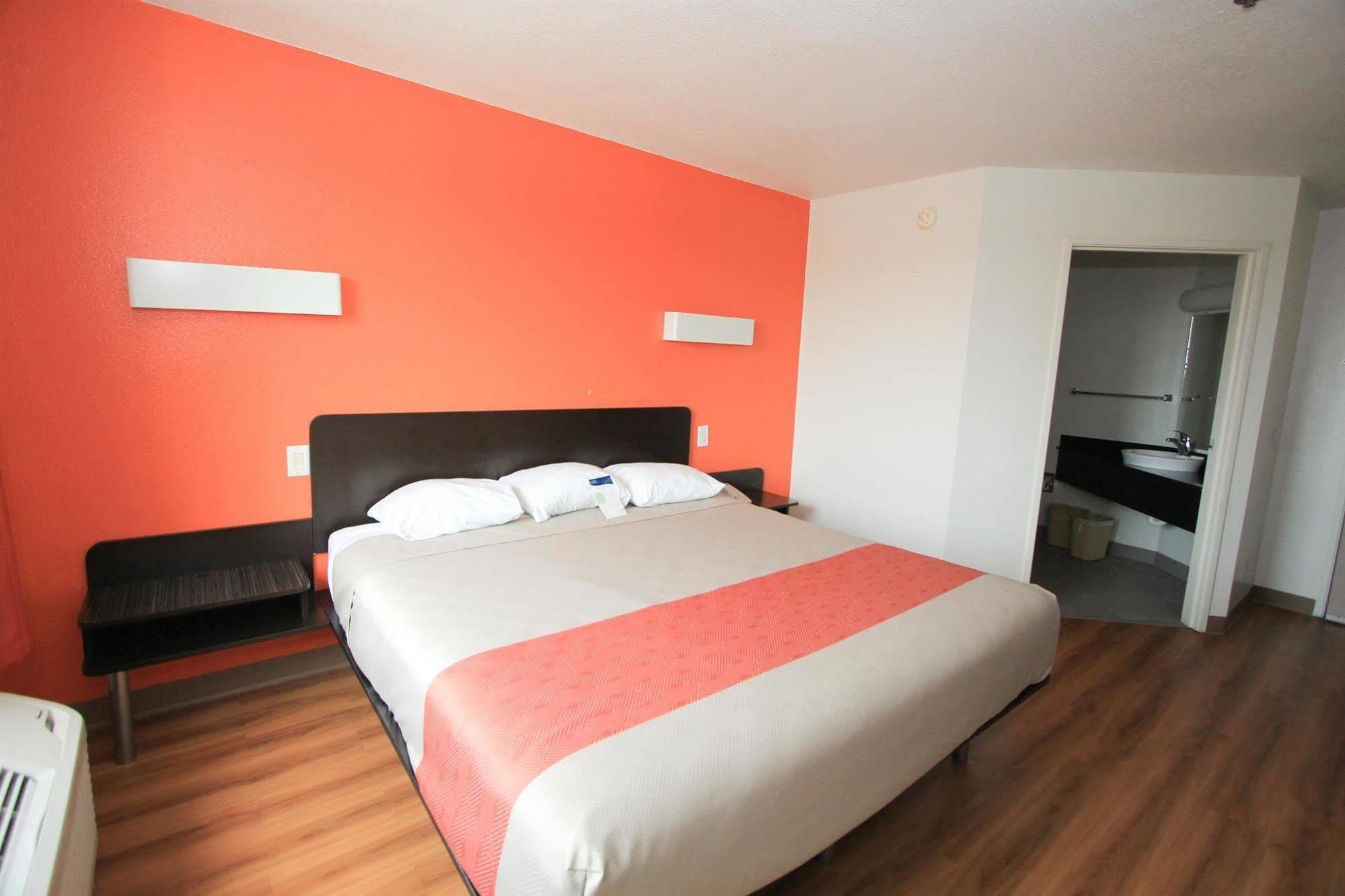 Hotel 6-san Antonio, Tx - Downtown - Alamo Dome 2*