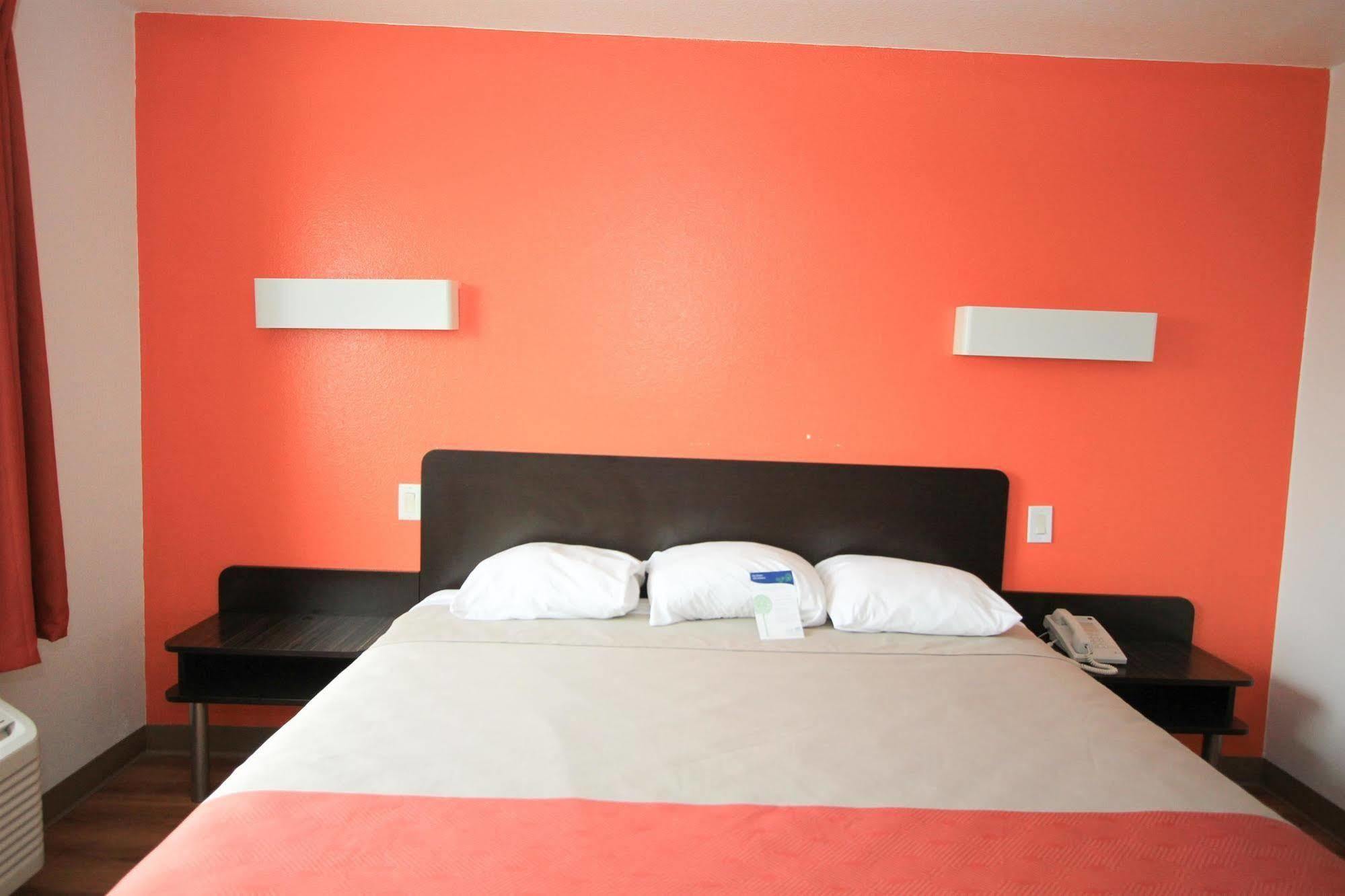 Hotel 6-san Antonio, Tx - Downtown - Alamo Dome 2*