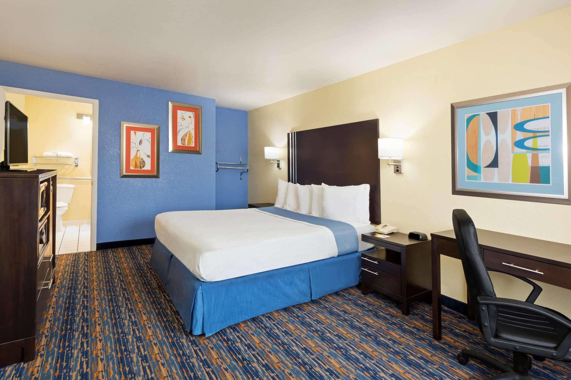Days By Wyndham Near Seaworld Hotel
