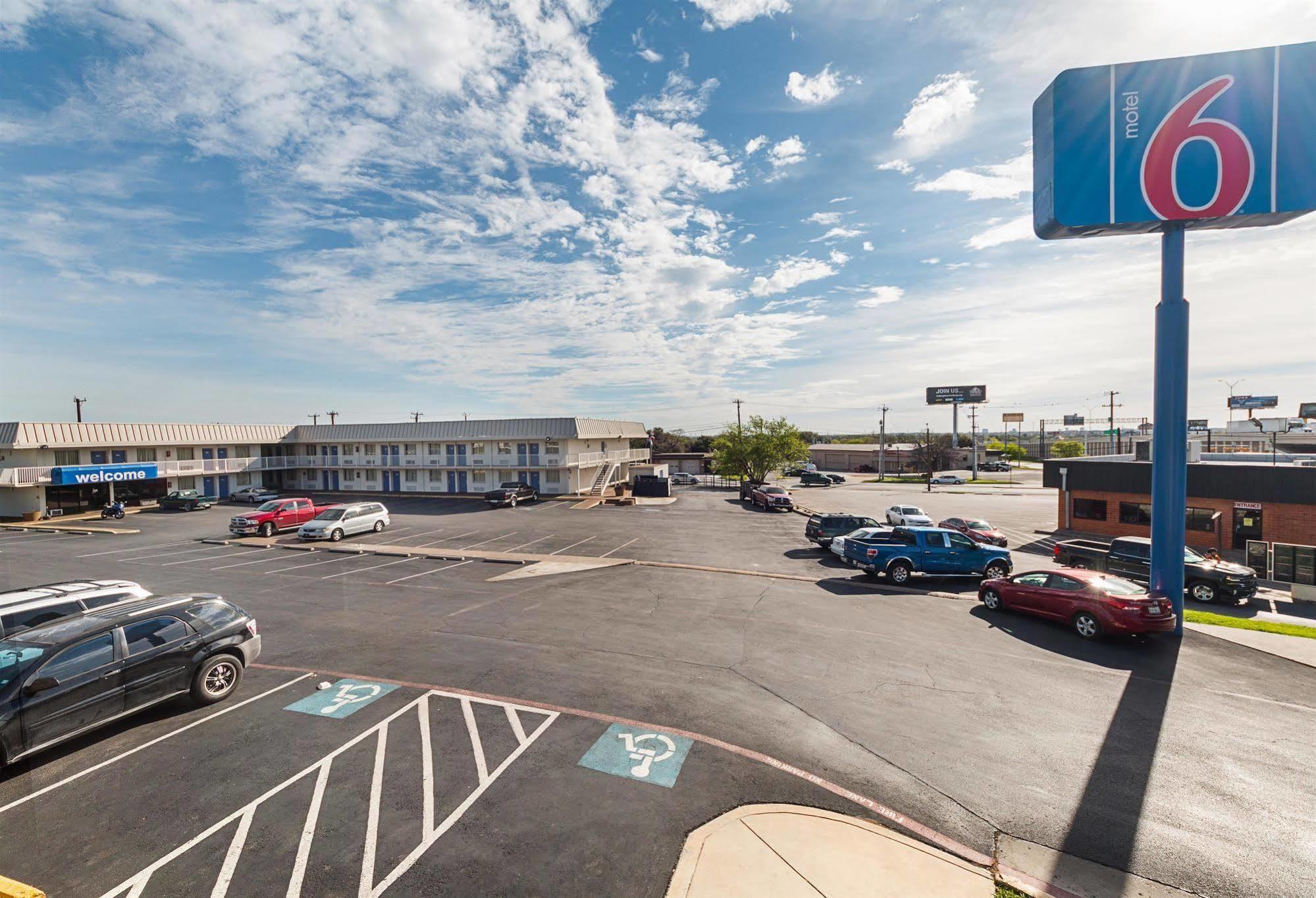 6 Tx I10 West Hotel