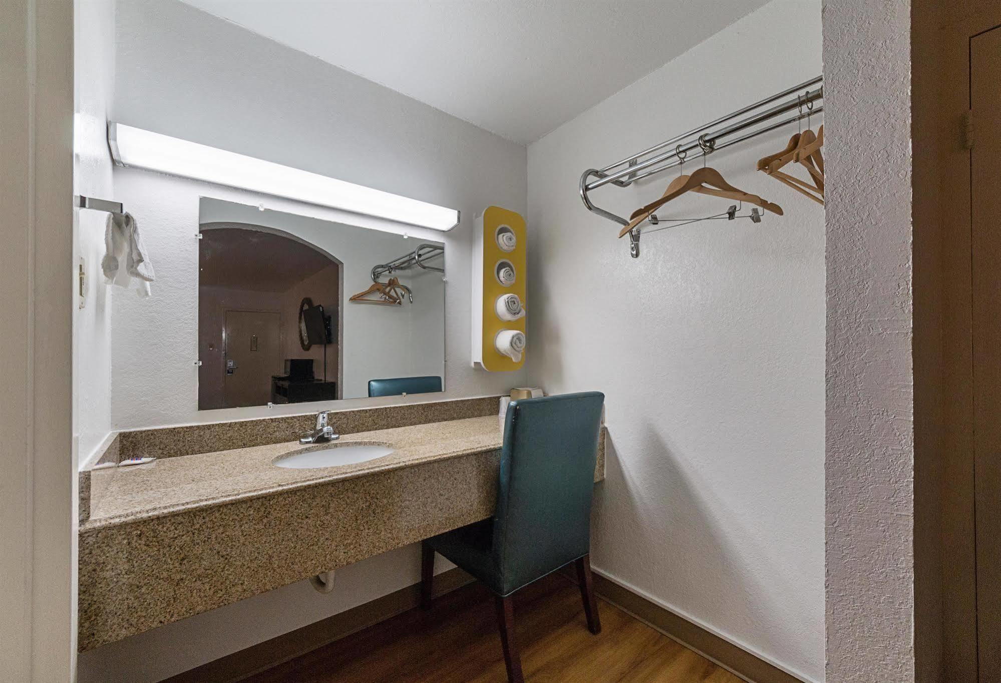 Hotel 6 Tx I10 West 2*