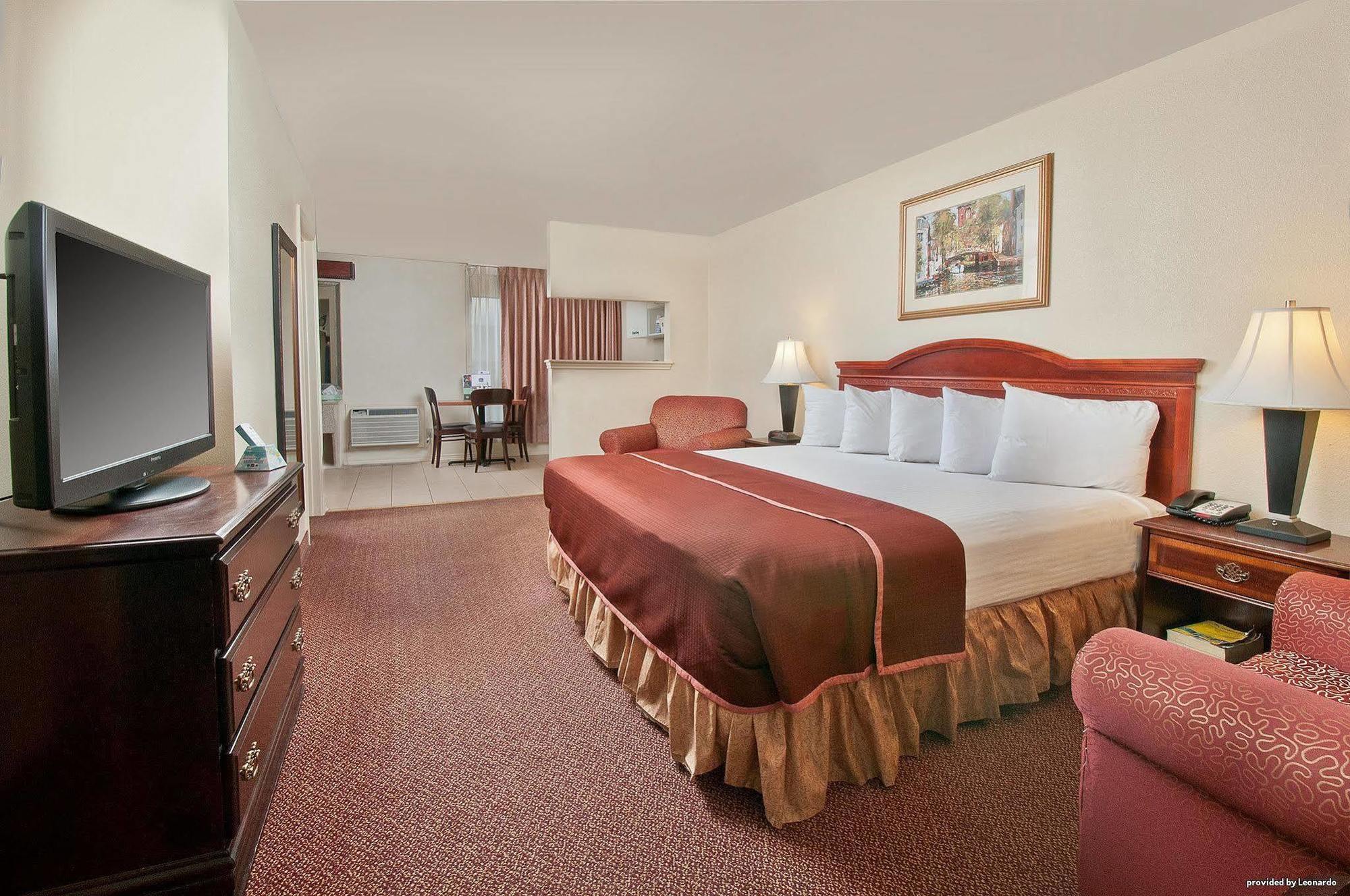 Western Near Lackland Afb Seaworld 3* San Antonio