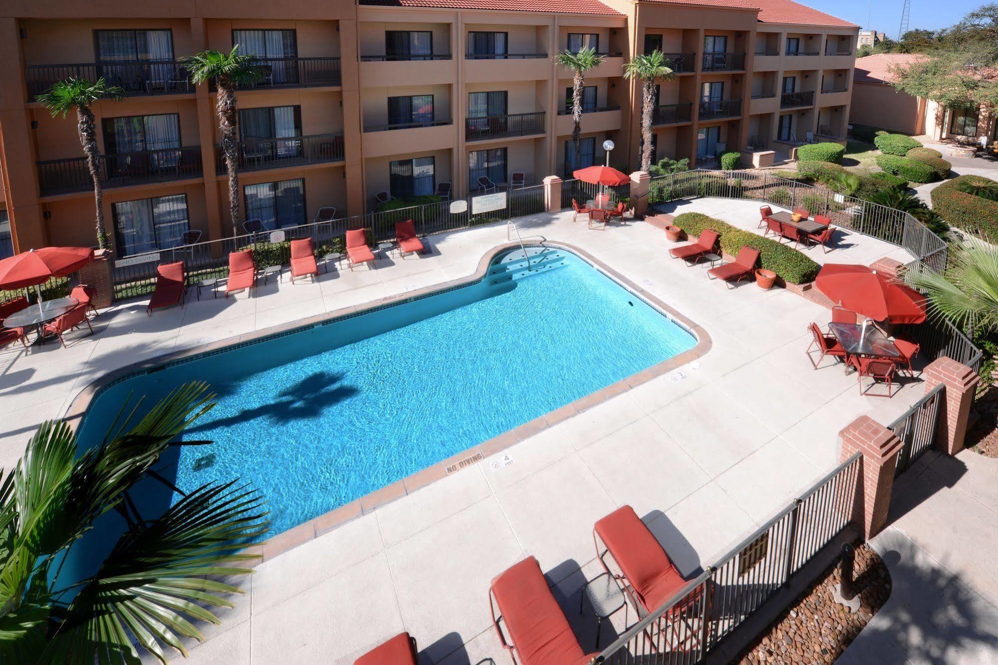 Courtyard By Marriott Downtown Hotel