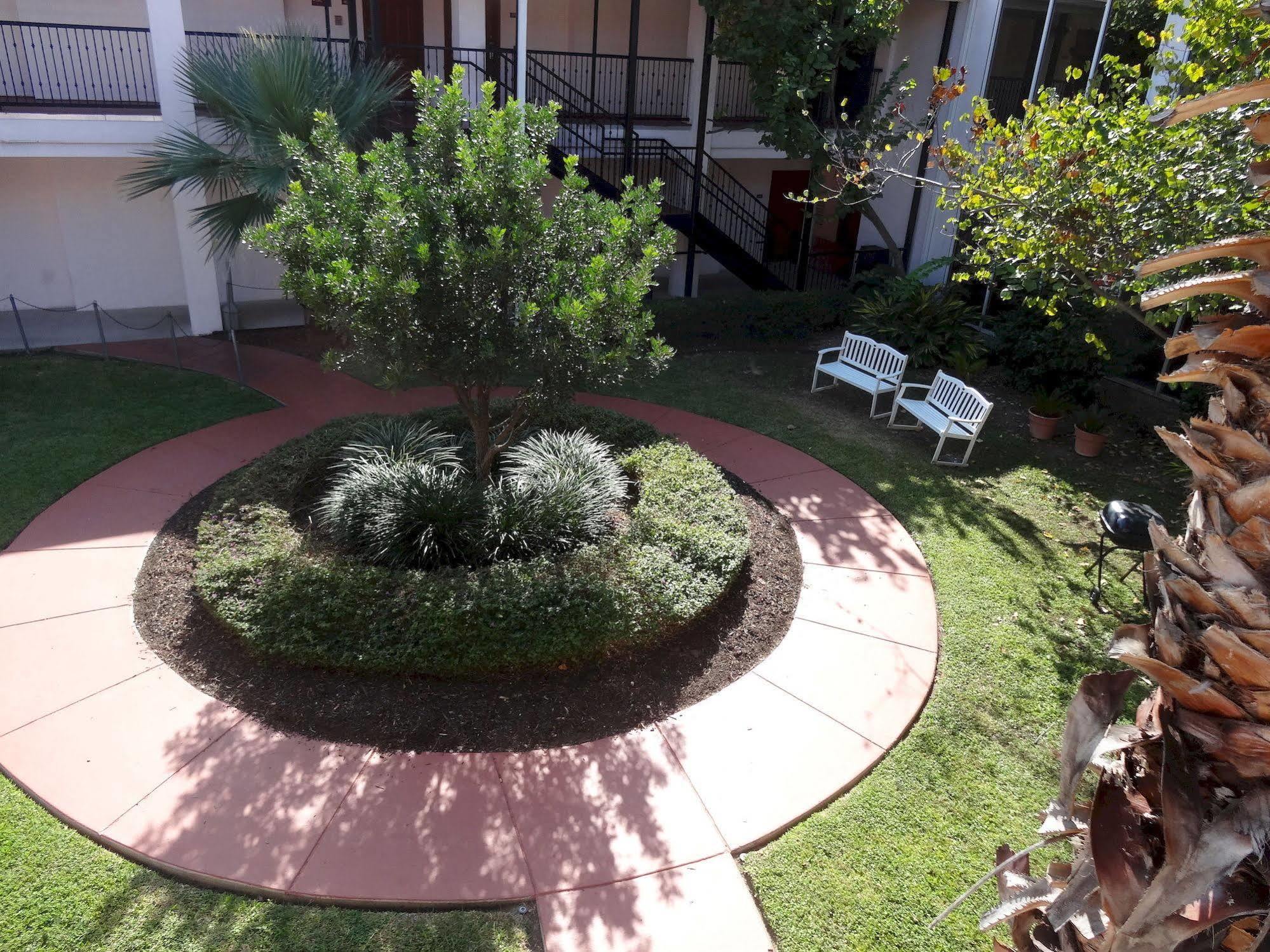 Howard Johnson By Wyndham & Hotel San Antonio