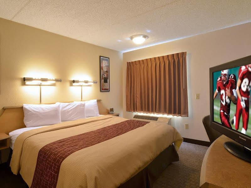 Red Roof Airport Motel 2*