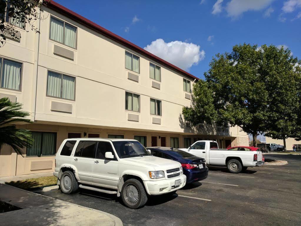 Red Roof Airport Motel 2*