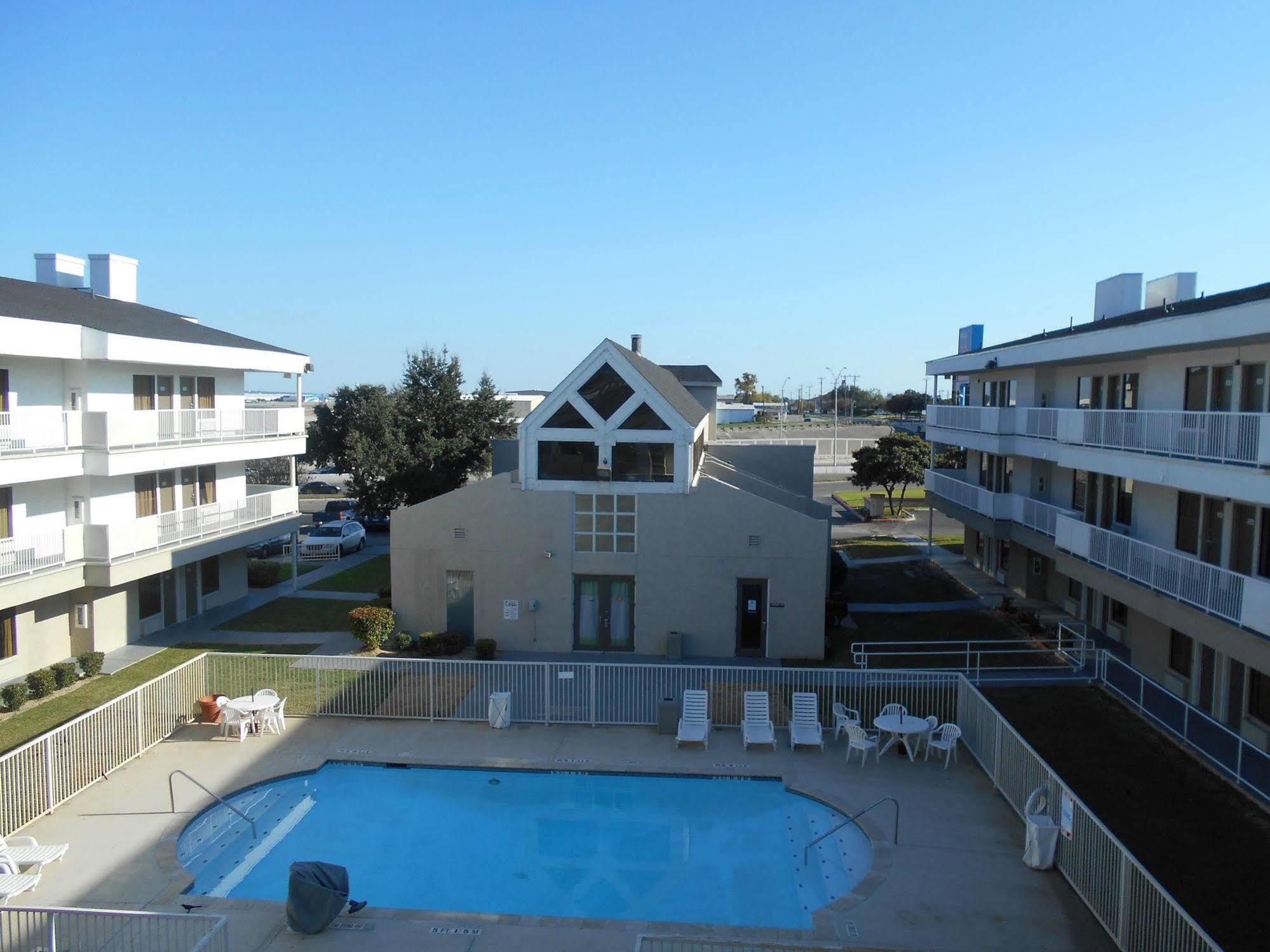 Hotel 6-san Antonio, Tx - Airport 4*