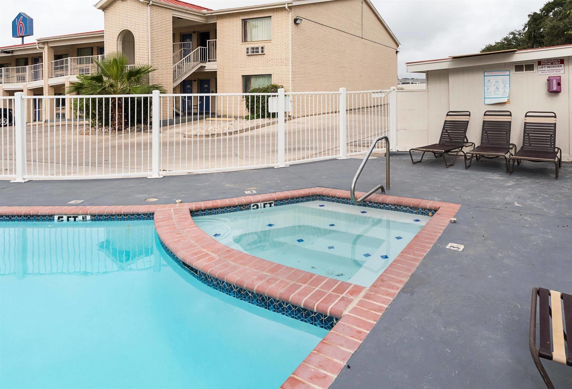 Hotel 6-san Antonio, Tx - Fiesta Trails 2*