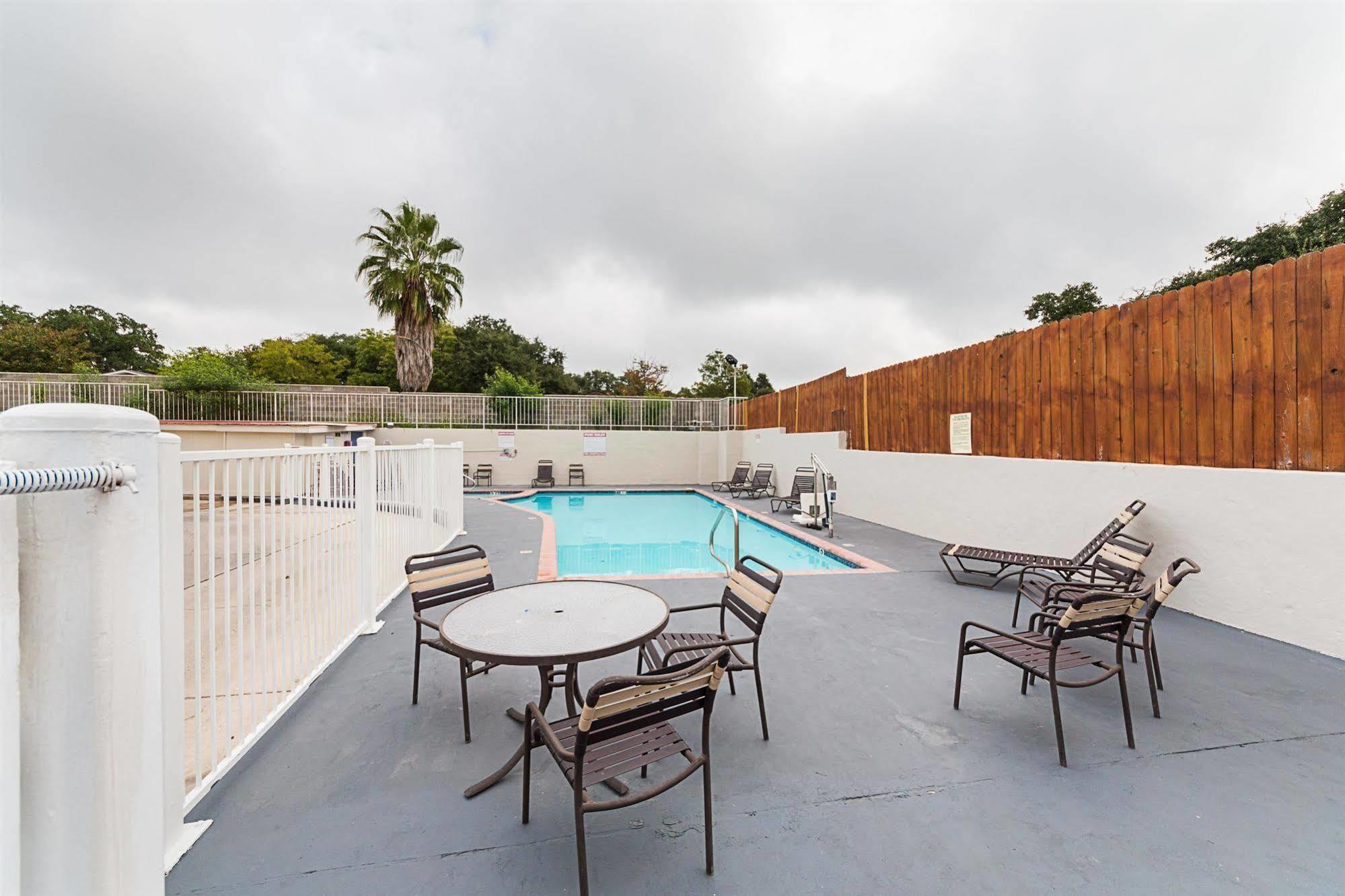 Hotel 6-san Antonio, Tx - Fiesta Trails