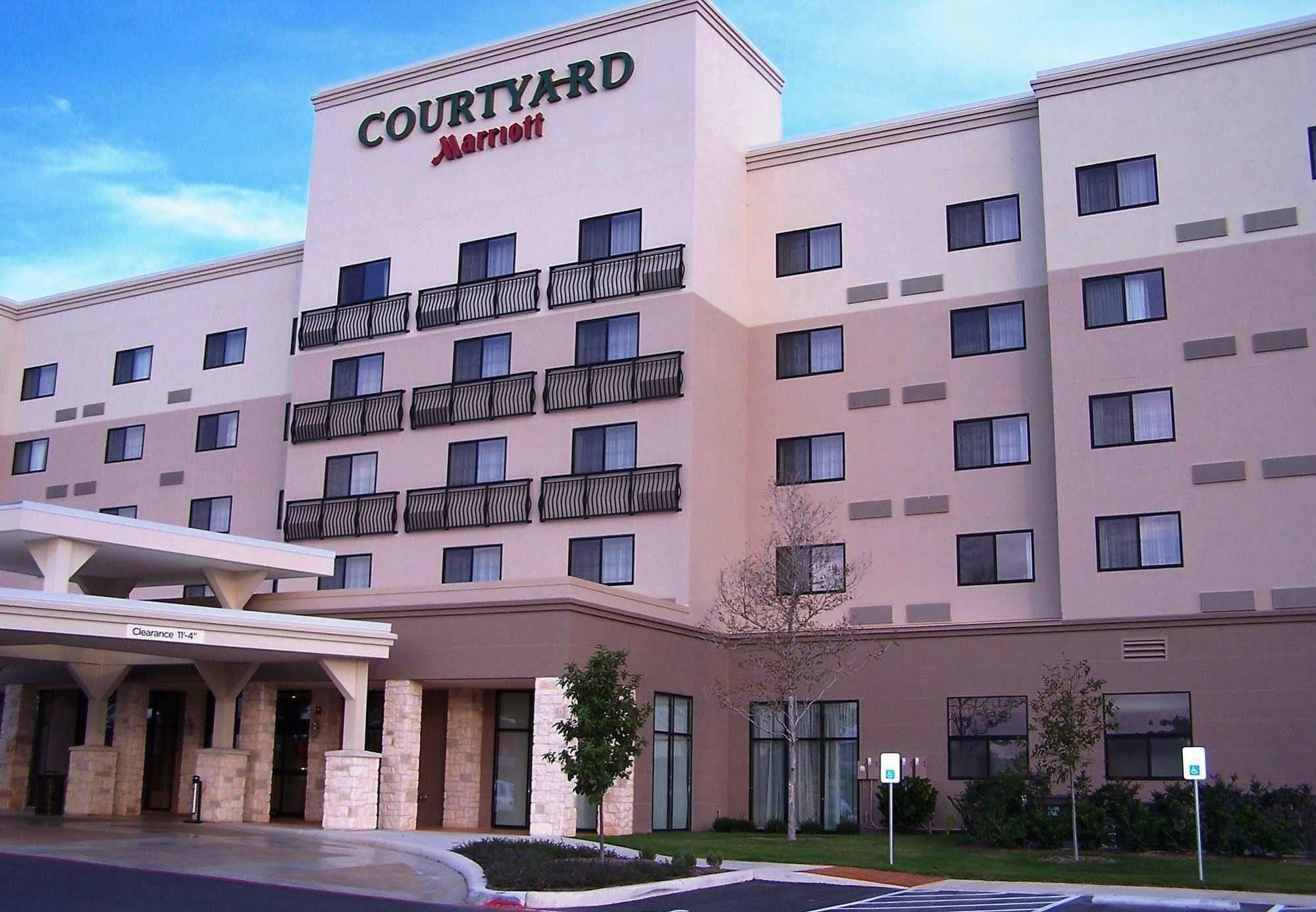 Hotel Courtyard By Marriott Six Flags At The Rim 3*