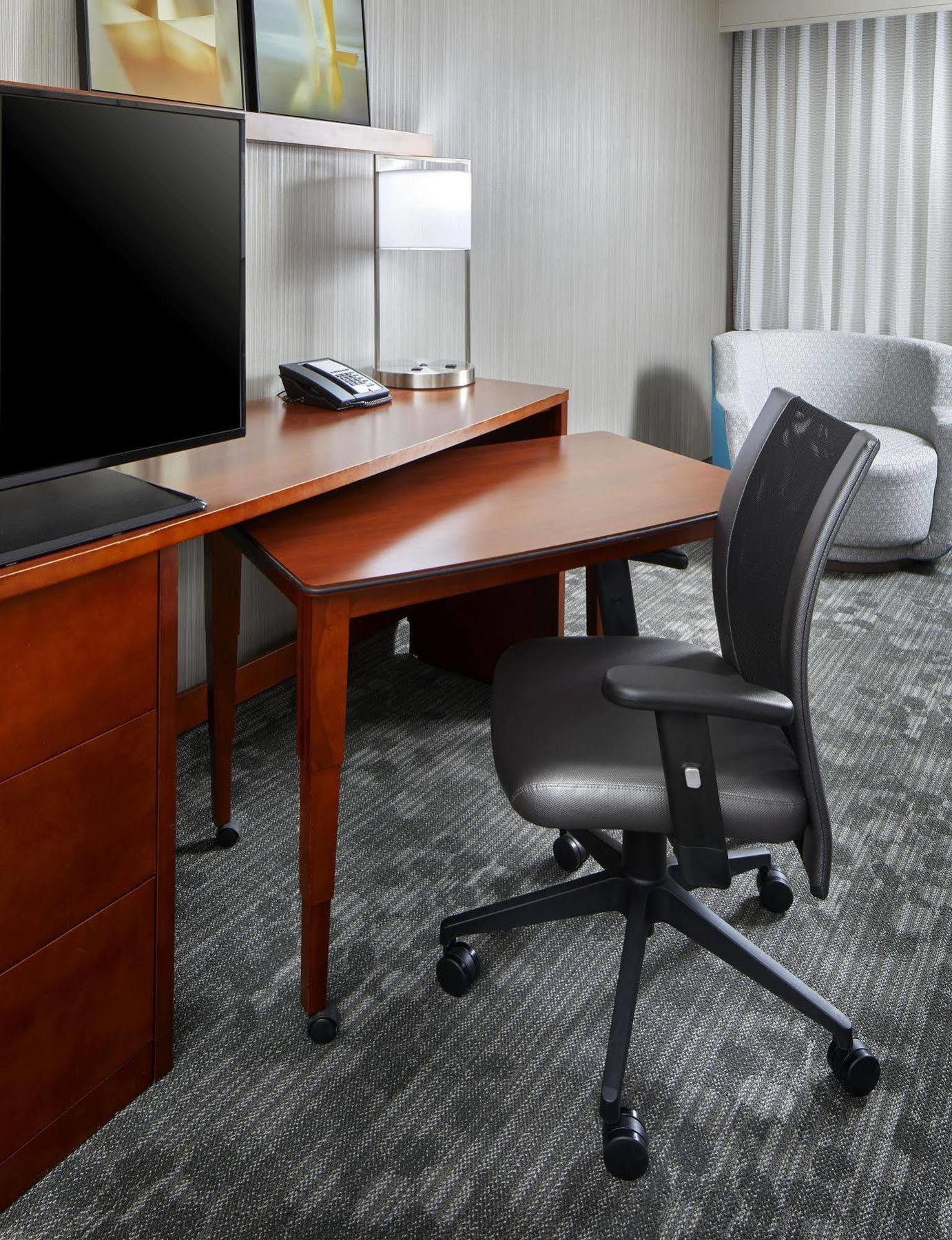 Courtyard By Marriott Six Flags At The Rim