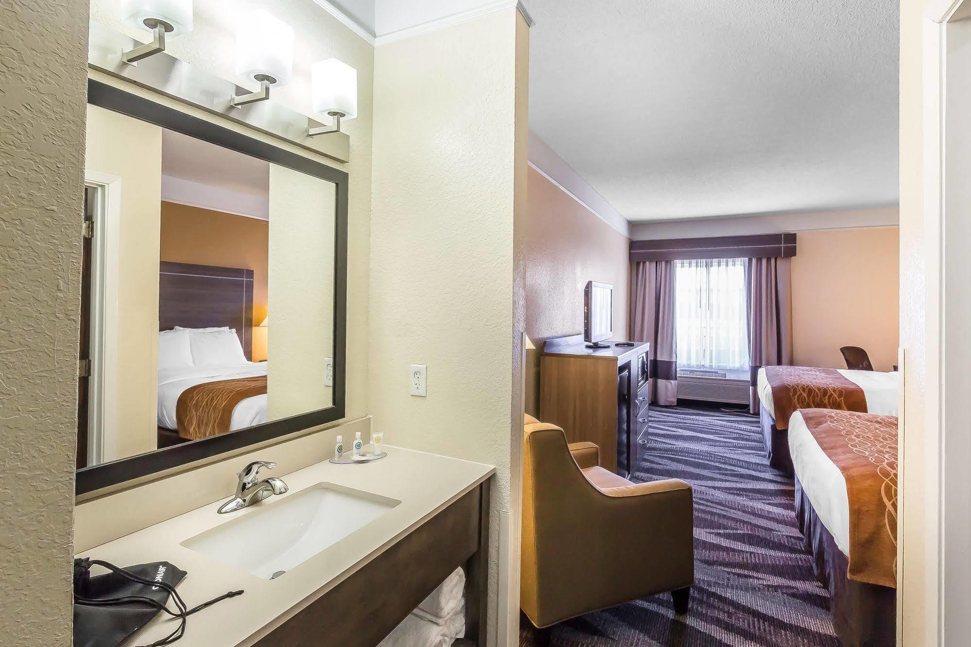 Comfort I-10 East Near At&t Center Hotel