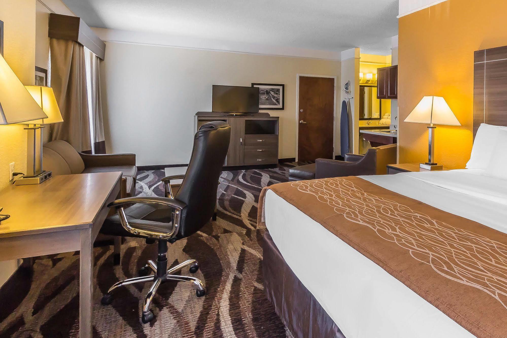 Comfort I-10 East Near At&t Center Hotel 2*