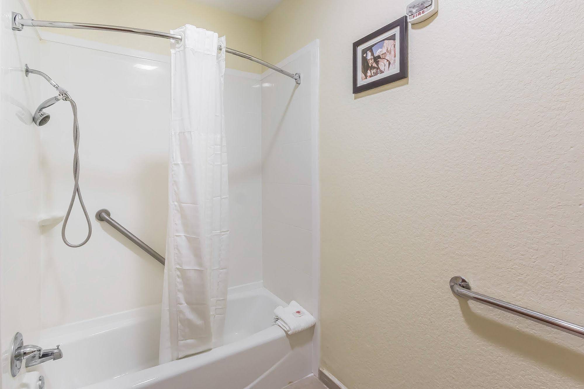 Hotel Comfort I-10 East Near At&t Center 2*