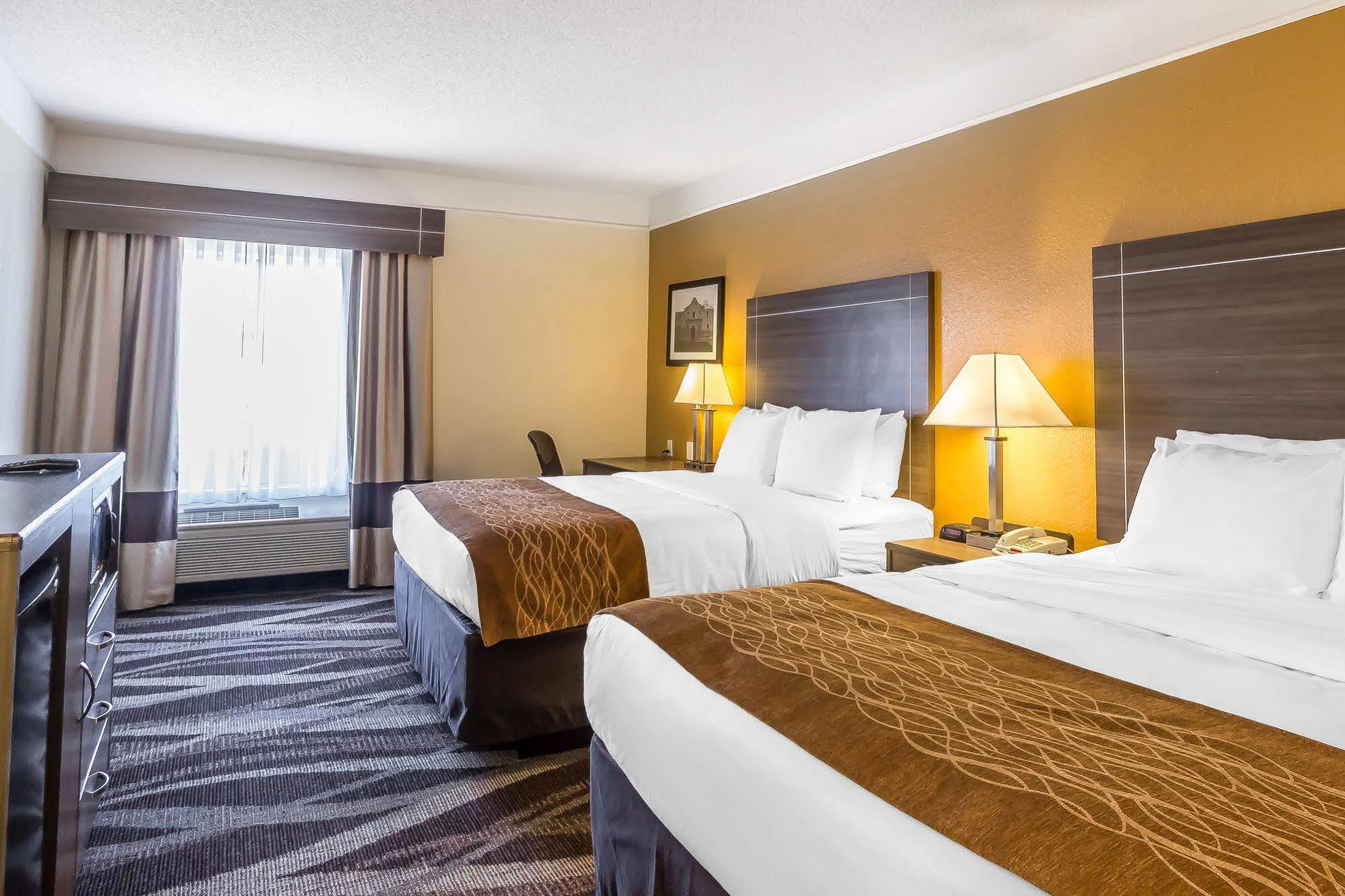 Comfort I-10 East Near At&t Center Hotel 2*