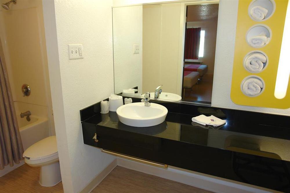 Hotel 6-san Antonio, Tx - Downtown - Market Square 2*