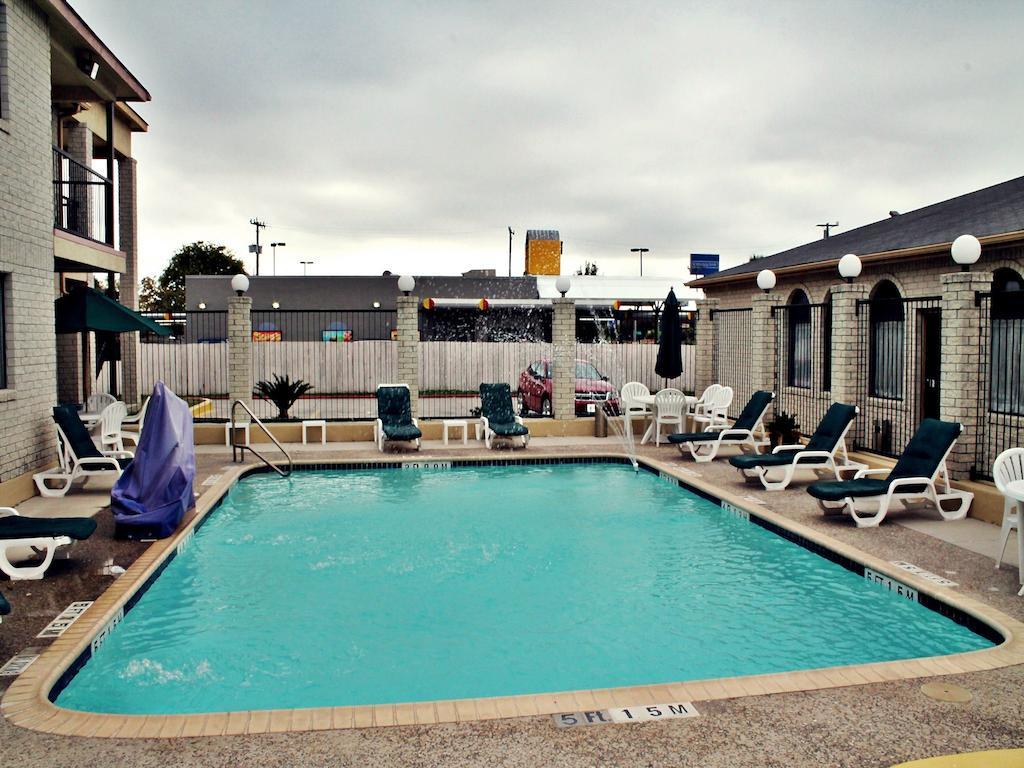 Super 8 By Wyndham At I-10 Motel San Antonio