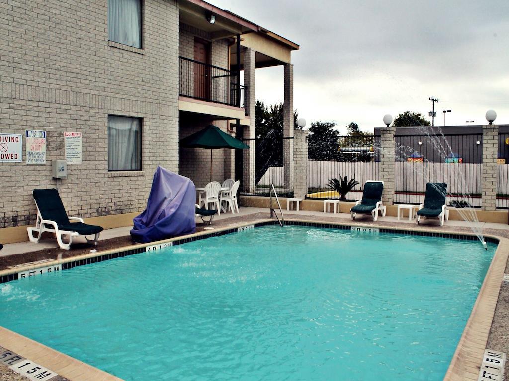 Super 8 By Wyndham At I-10 Motel
