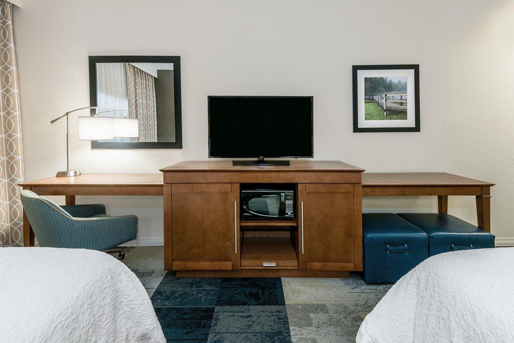 Express & Brooks Base By Ihg Hotel San Antonio