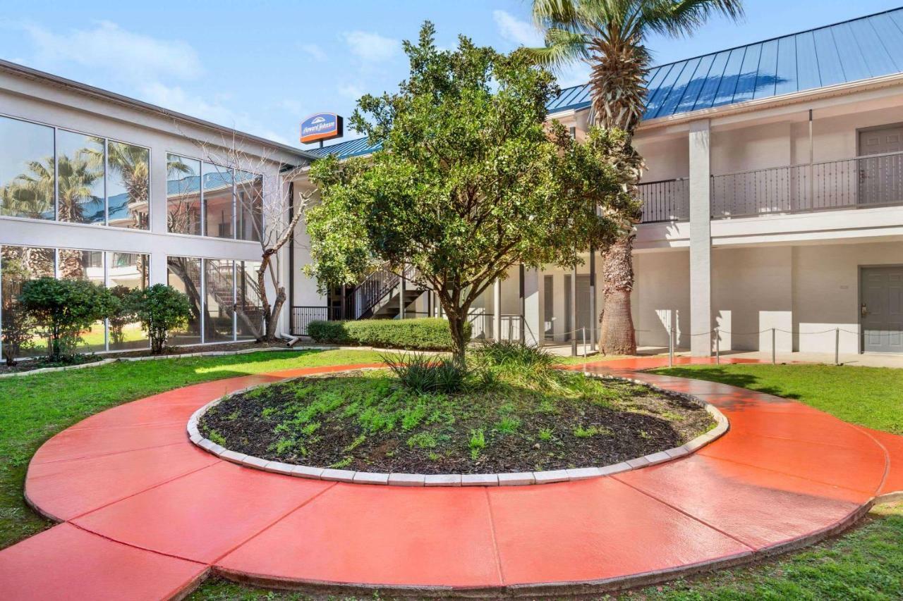 Howard Johnson By Wyndham &
