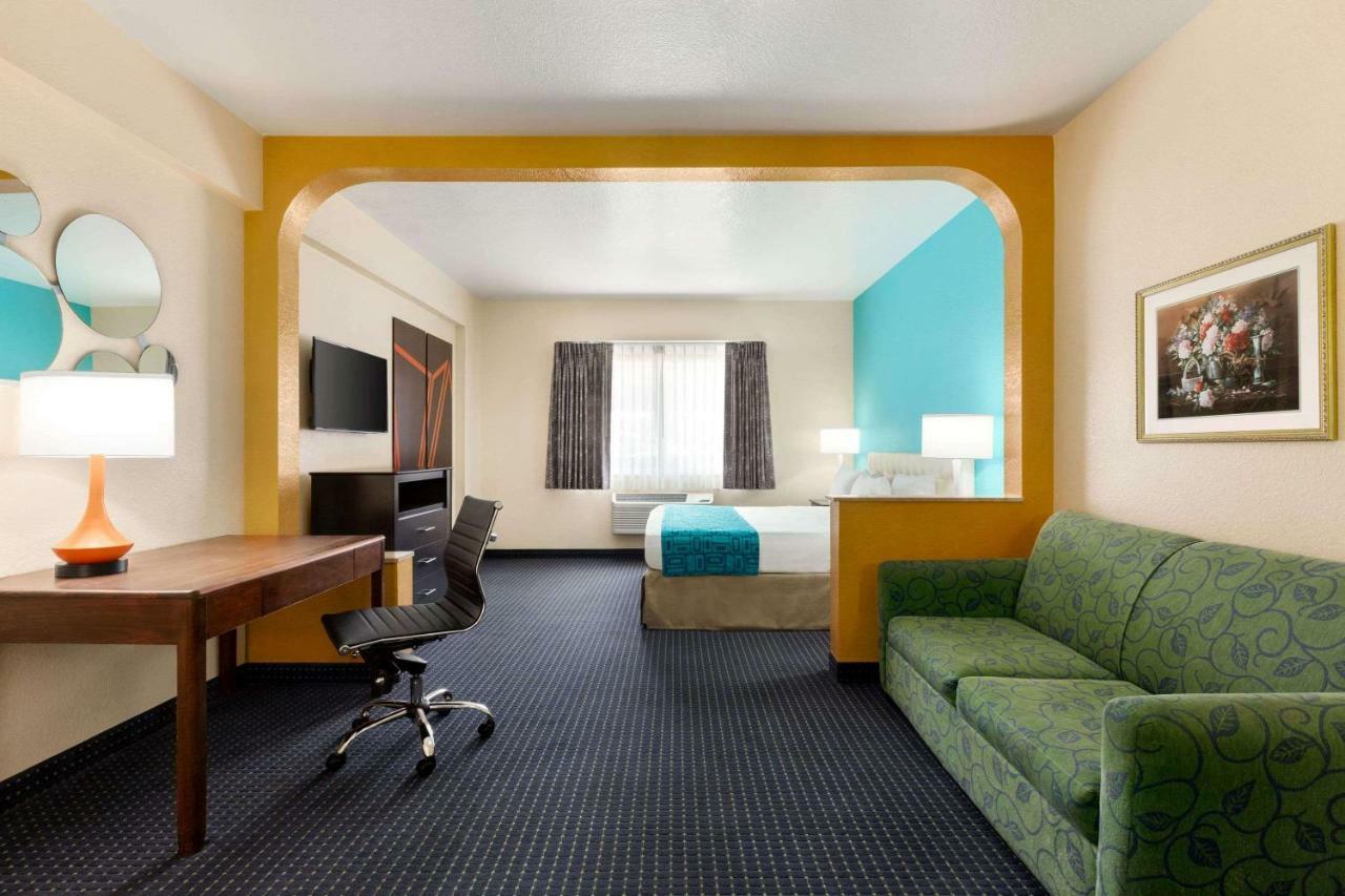 Howard Johnson By Wyndham & Hotel San Antonio