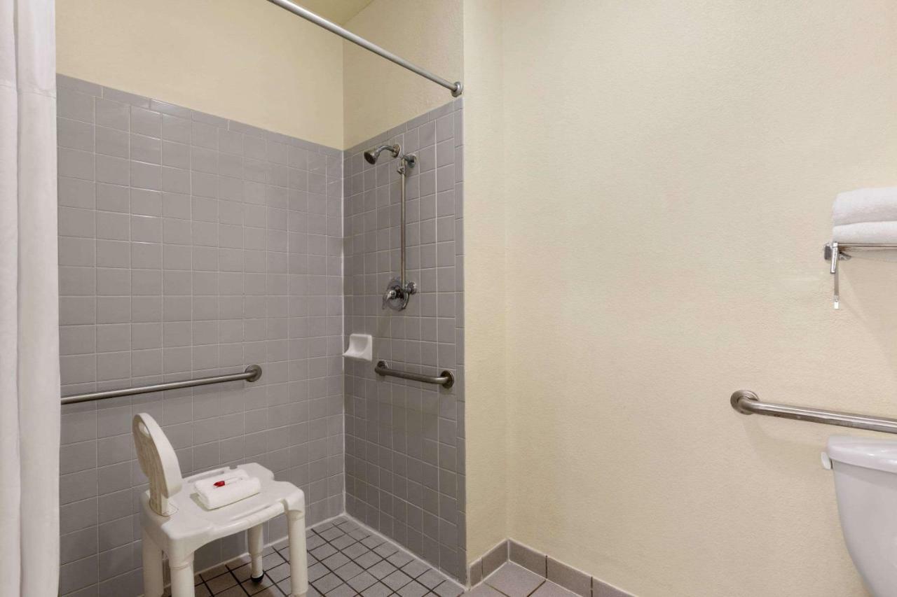 Hotel Howard Johnson By Wyndham & 2*
