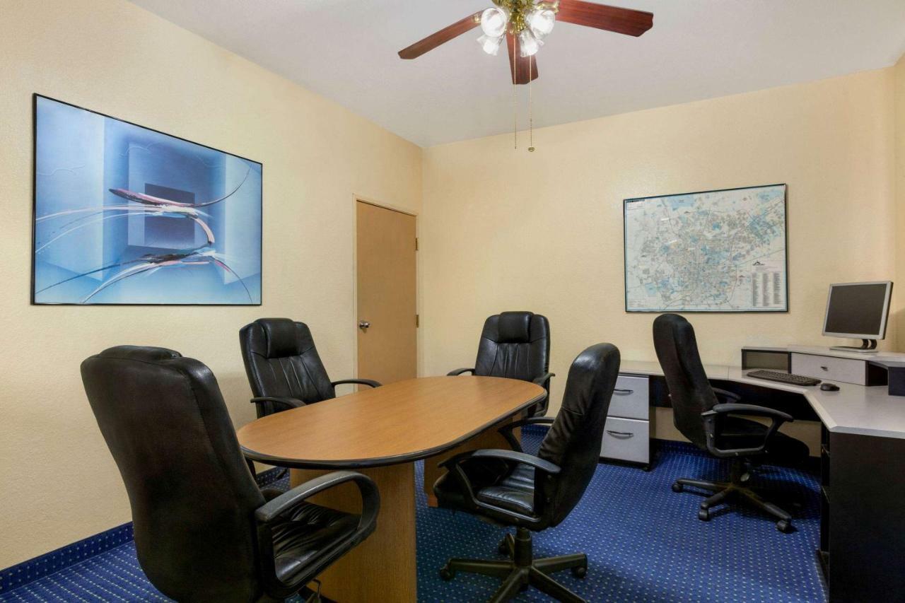 Hotel Howard Johnson By Wyndham & 2*