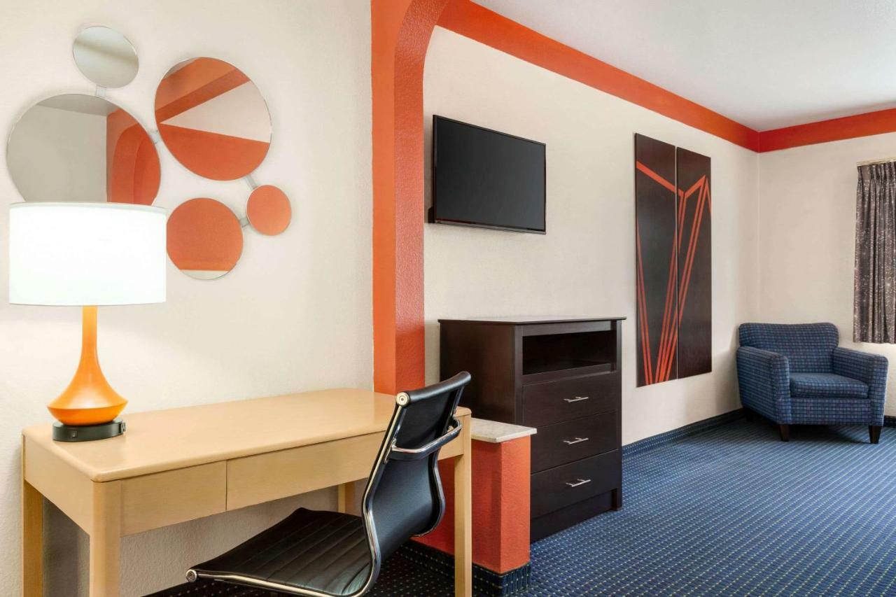 Howard Johnson By Wyndham &