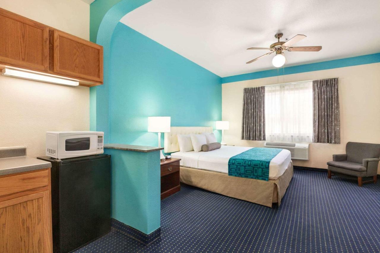 Hotel Howard Johnson By Wyndham & 2*