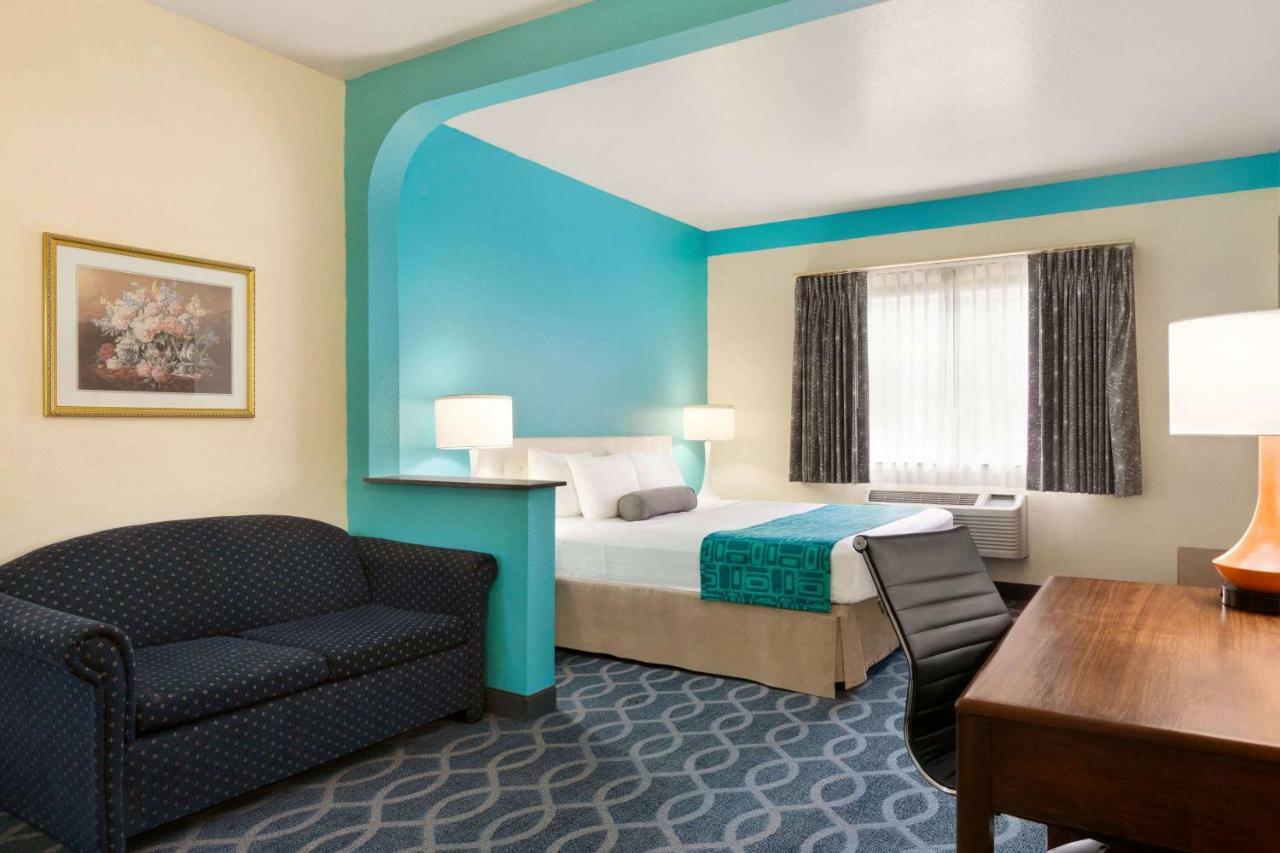 Howard Johnson By Wyndham & San Antonio