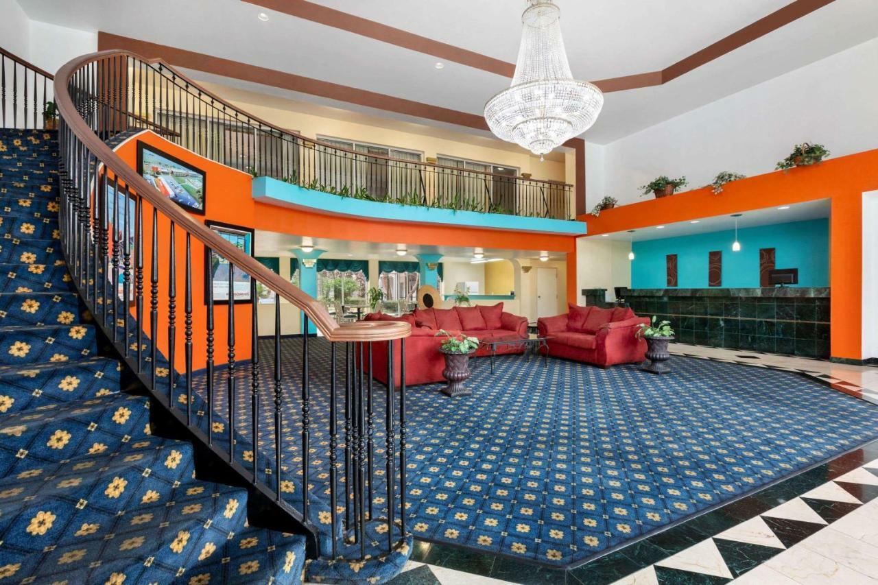 Howard Johnson By Wyndham & Hotel 2*