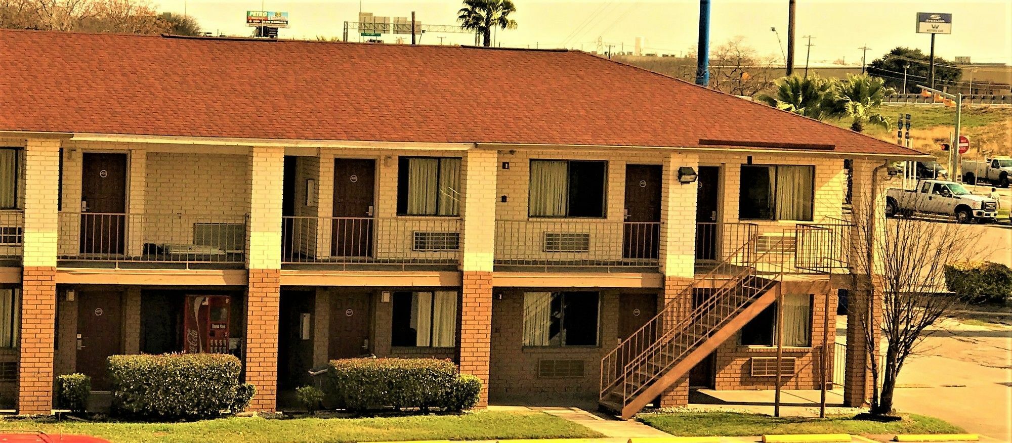 Motel Hometowne By Red Roof E - Frost Bank Center 2*