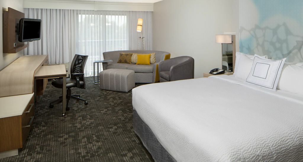 Courtyard By Marriott Airport/north Star Mall 3*