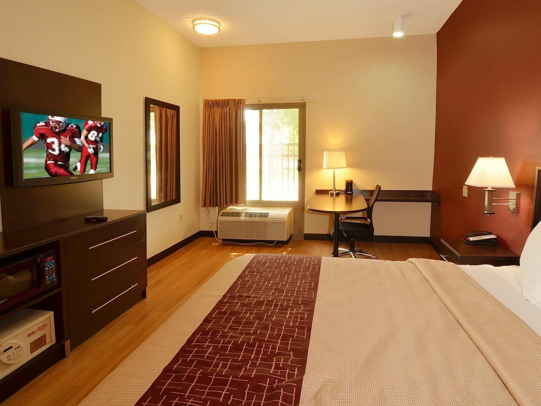 Red Roof Plus+ Downtown - Riverwalk Hotel 3*