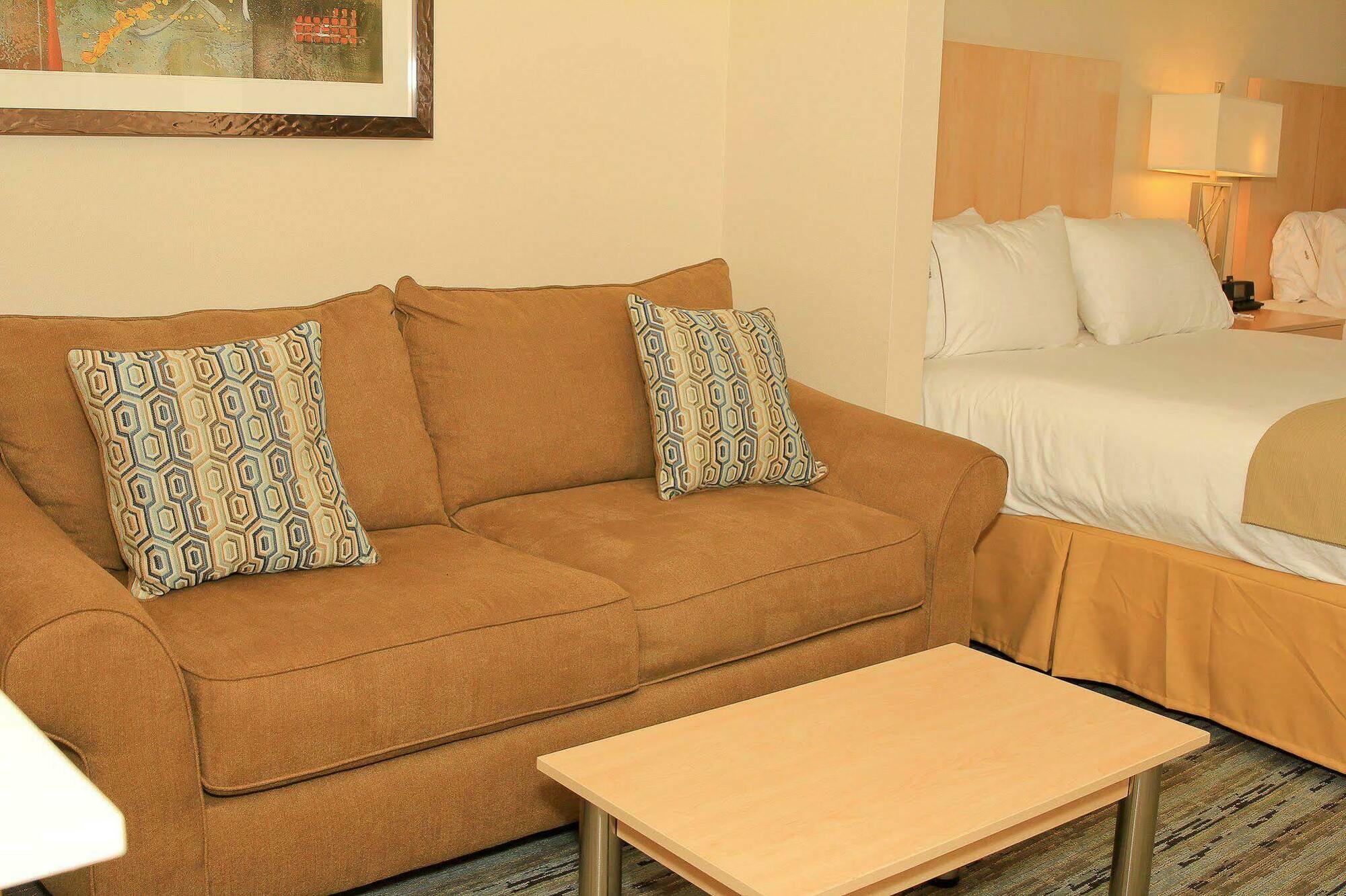 Express & Brooks Base By Ihg Hotel