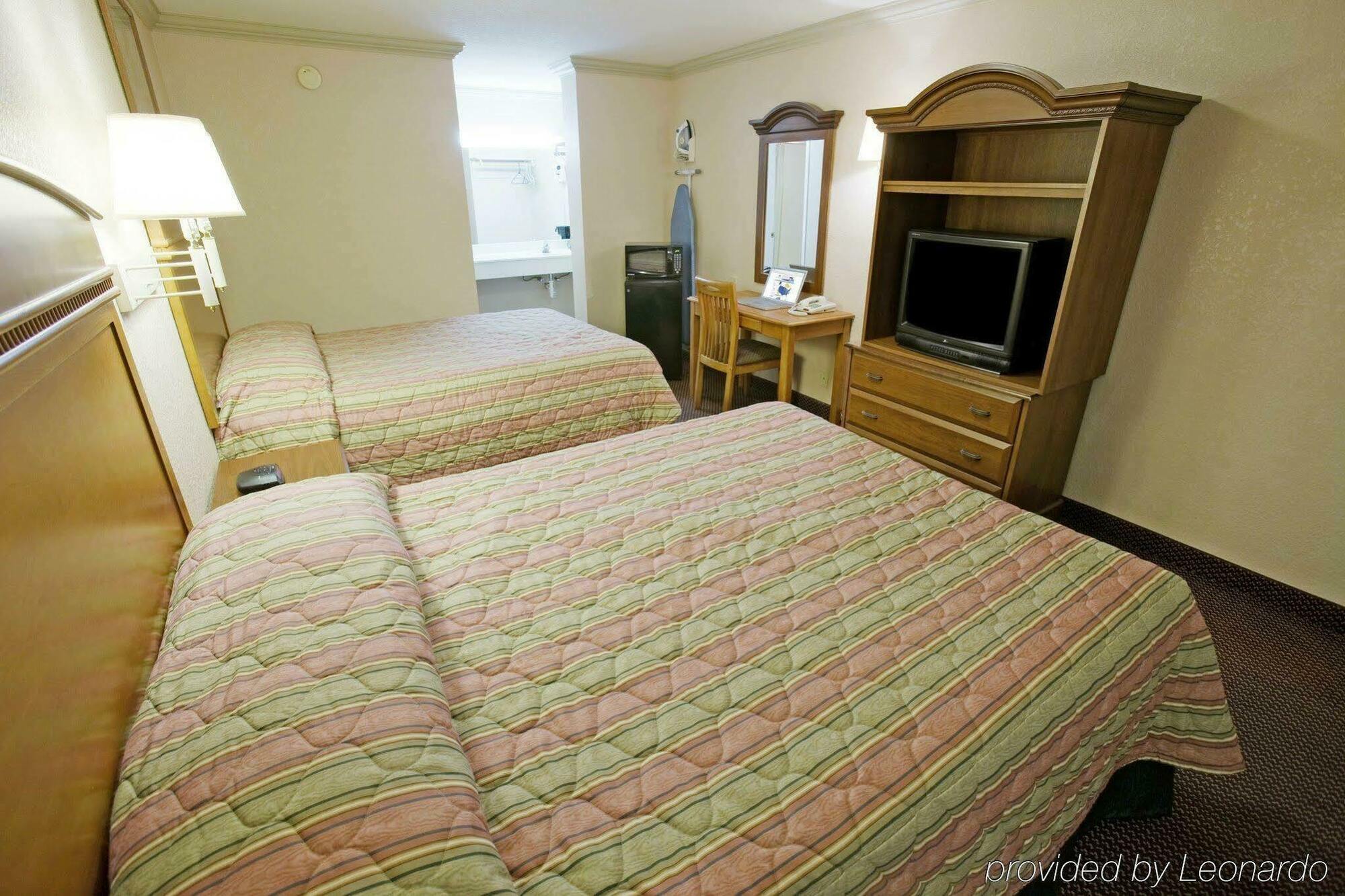 Hotel Americas Value - At&t Center/fort Sam Houston 2*