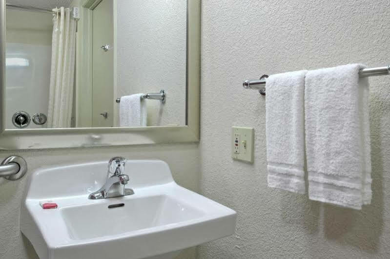 Red Roof Airport Motel 2*