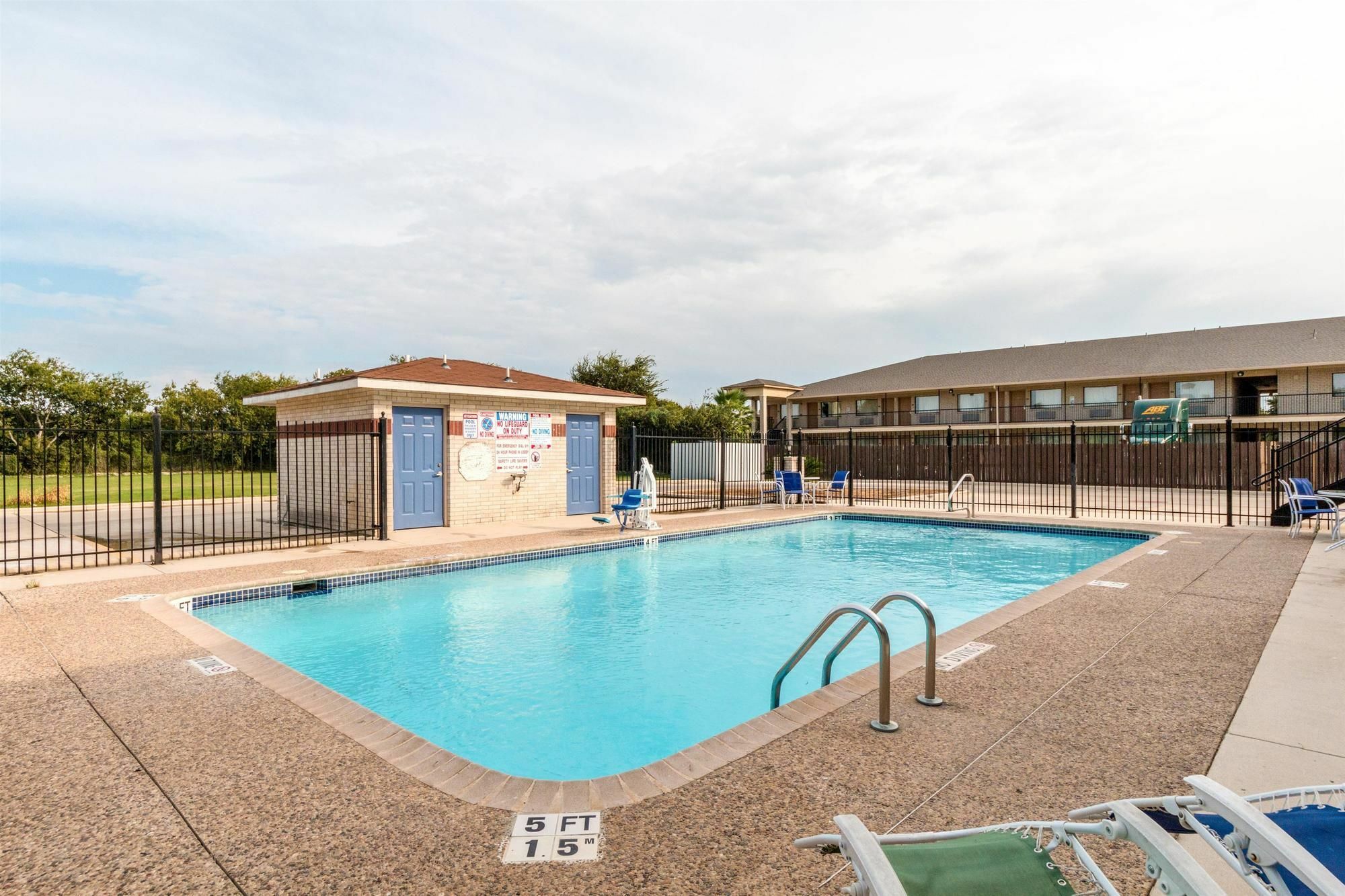 Hotel 6-san Antonio, Tx - South Ww White Rd 2*