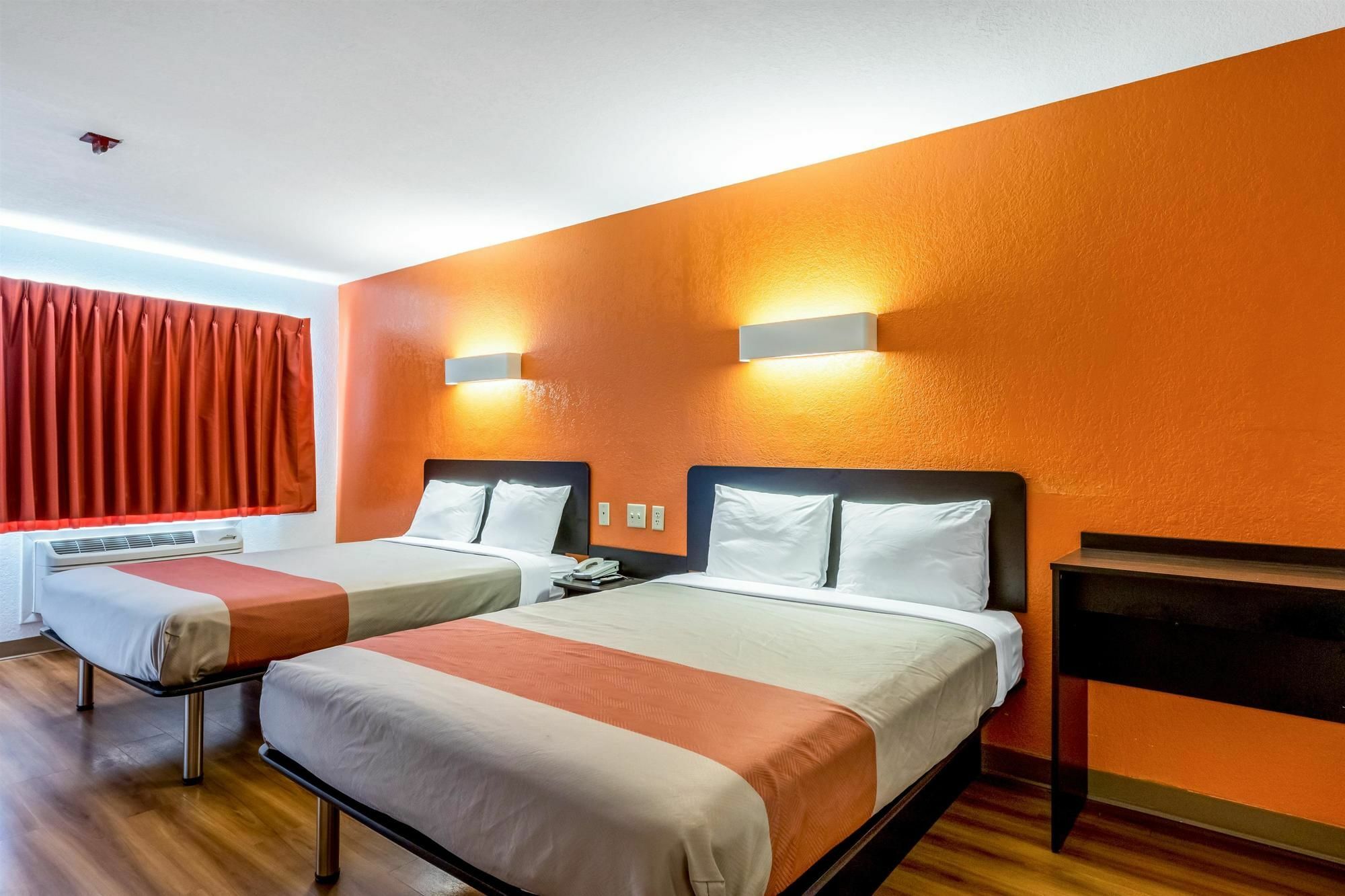 Hotel 6-san Antonio, Tx - South Ww White Rd 2*