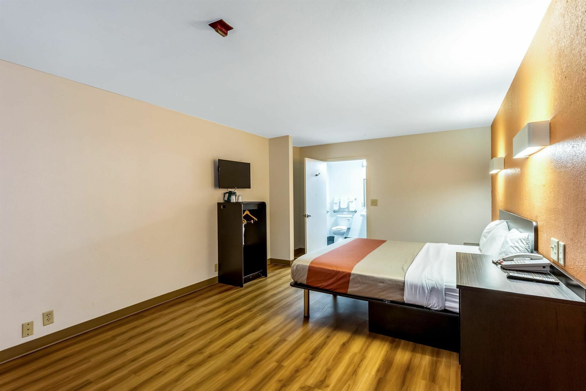 Hotel 6-san Antonio, Tx - South Ww White Rd 2*