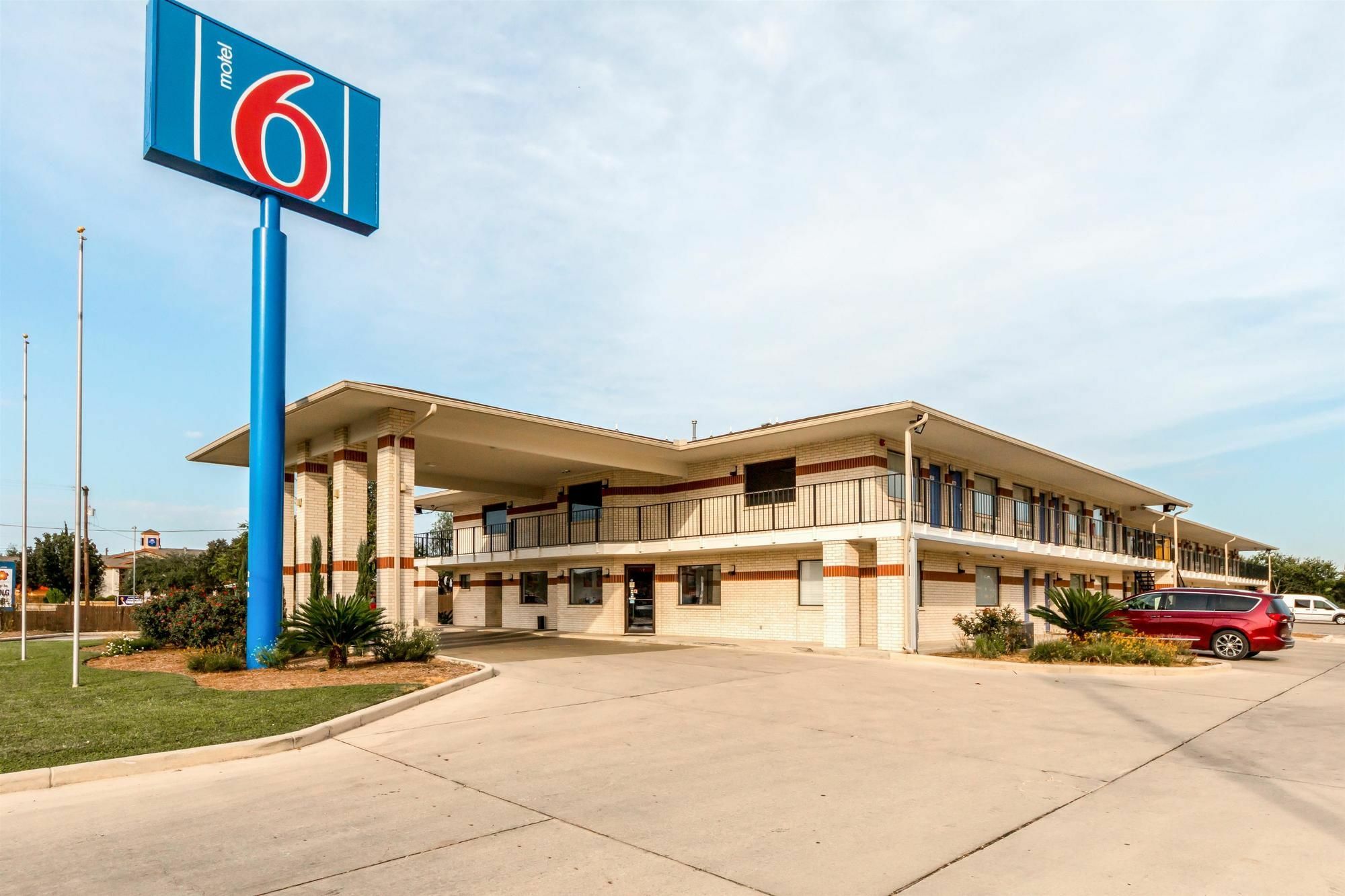 6-san Antonio, Tx - South Ww White Rd San Antonio