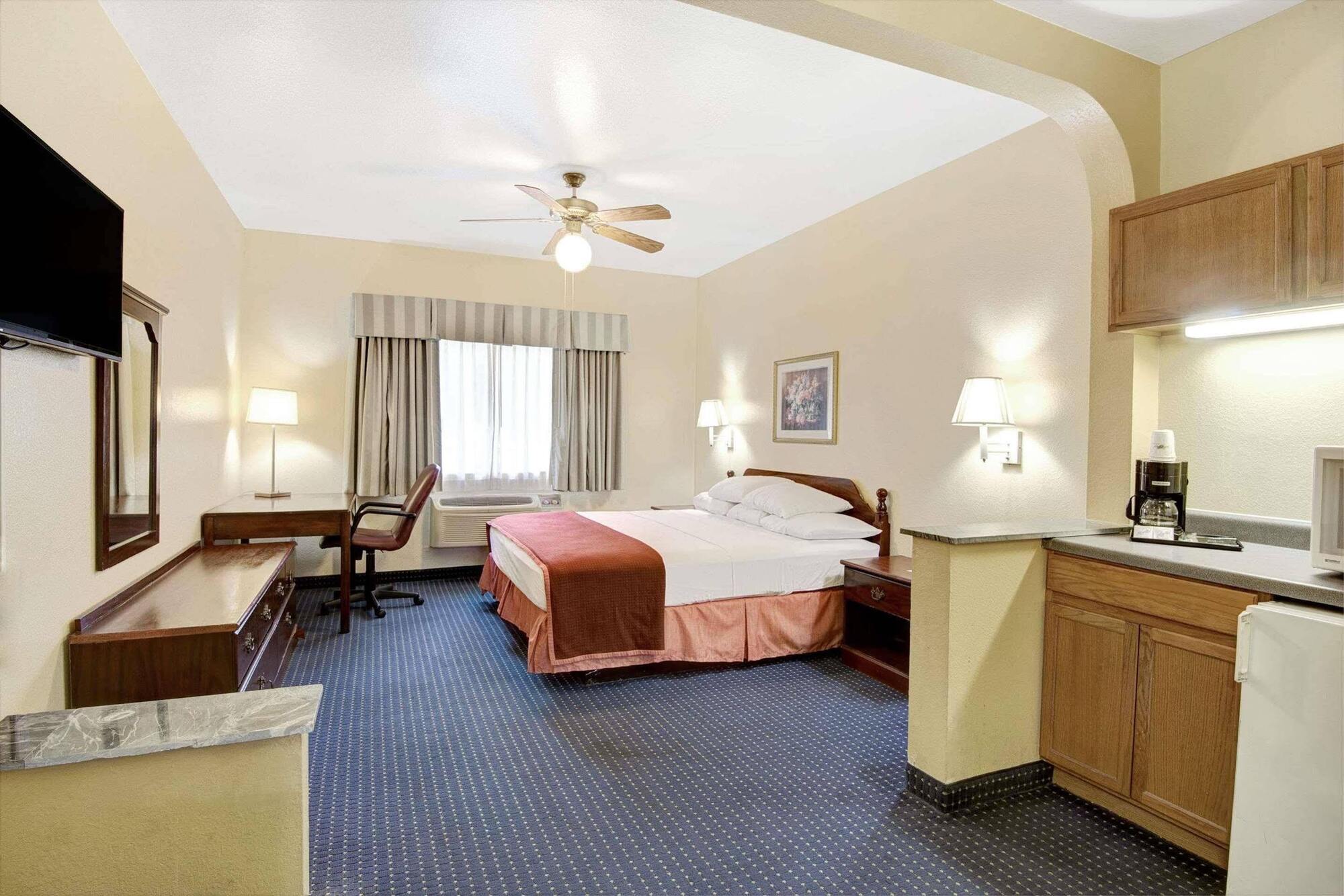 Hotel Howard Johnson By Wyndham & 2*