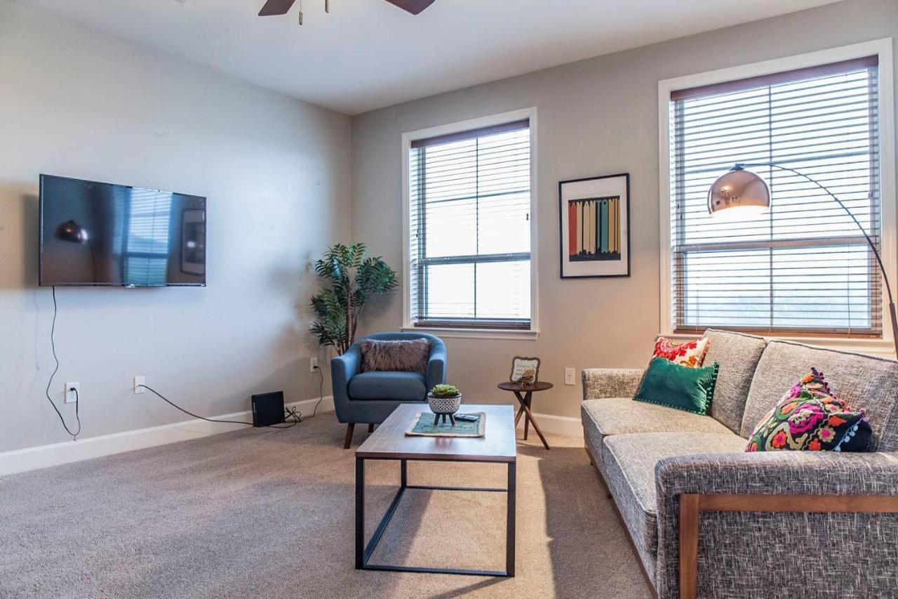 Relaxing Retreat + Pool + Gym San Antonio