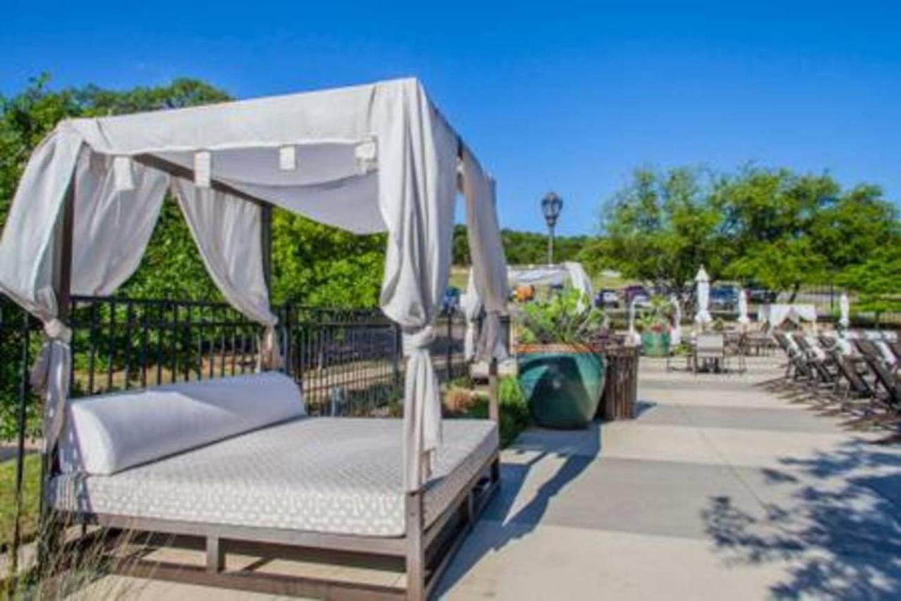Relaxing Retreat + Pool + Gym Apartment San Antonio