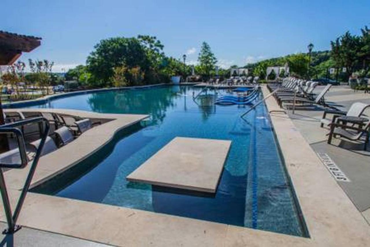 Relaxing Retreat + Pool + Gym Apartment *