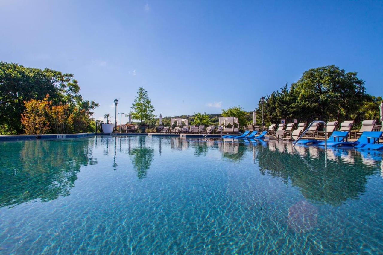 Relaxing Getaway + Pool + Gym Apartment San Antonio