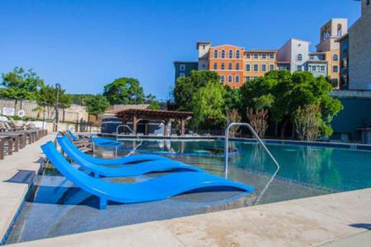 Relaxing Retreat + Pool + Gym Apartment